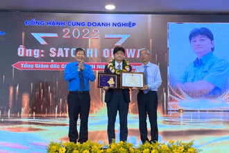 Phó Chủ tịch Ủy ban nhân dân Thành phố Hồ Chí Minh Võ Văn Hoan và Phó Chủ tịch Tổng Liên đoàn Lao động Việt Nam Trần Thanh Hải trao Bằng khen vinh danh các doanh nghiệp tiêu biểu.