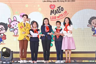 Đồng chí Nguyễn Phạm Duy Trang (ở giữa) và các đại diện, đại sứ chương trình “Tuổi trẻ Việt Nam - Rèn đức luyện tài, dẫn dắt tương lai” thực hiện nghi thức ra mắt ứng dụng “Hướng nghiệp - Lead With Lof”.