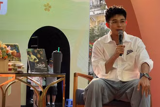 Jun Phạm chia sẻ về đọc và viết. (Ảnh: Phương Nam Books)