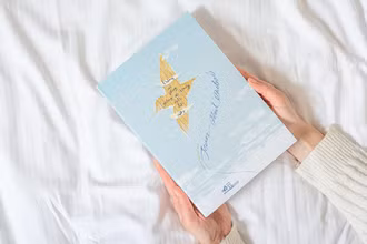 Cuốn tiểu thuyết “Không ai sống giống ai trong cuộc đời này”. (Ảnh: Nhã Nam)