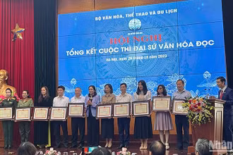 Trao giải thưởng cho các tập thể thành tích xuất sắc trong quá trình tổ chức cuộc thi.