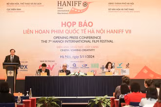 Thứ trưởng Tạ Quang Đông phát biểu tại buổi họp báo trước thềm Liên hoan phim. (Ảnh: NAM NGUYỄN)