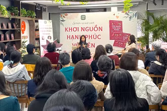 Buổi ra mắt sách “Khơi nguồn hạnh phúc vô biên” diễn ra ấm cúng với sự có mặt của tác giả Amy Nguyễn và diễn giả, TS Ngô Bích Ngọc. (Ảnh: 1980 Books) 