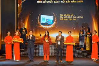 Đại diện Waka thay mặt tác giả tại buổi lễ.