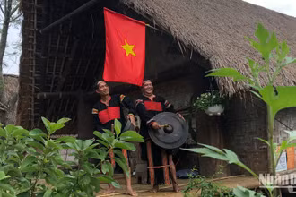 Trình diễn chiêng đón khách tại cụm làng Tây Nguyên.
