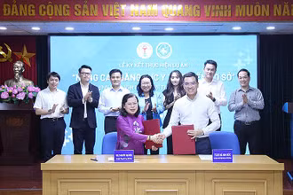 Chủ tịch Hội Thầy thuốc trẻ Việt Nam Hà Anh Đức và Chủ tịch Tổng hội Y học Việt Nam Nguyễn Thị Xuyên bàn giao biên bản ký kết chương trình phối hợp.