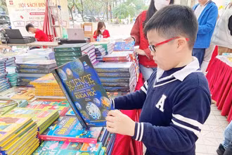 Bạn đọc nhỏ tuổi tại một hội sách của Đinh Tị Books. (Ảnh: Đinh Tị Books)