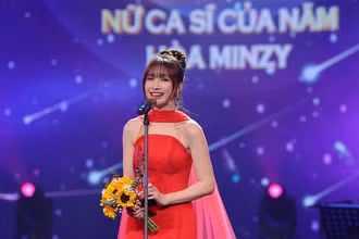 Ca sĩ Hòa Minzy xúc động phát biểu tại lễ trao giải. (Ảnh: Ban tổ chức)