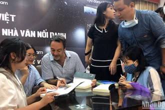 Nhà văn trinh thám Pháp Michael Bussi giao lưu với độc giả ở Hà Nội năm 2022.
