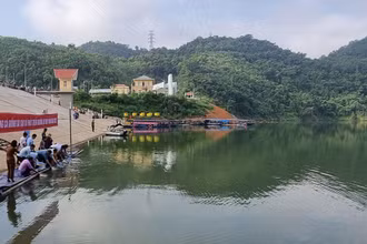Thả cá xuống hồ thủy lợi Nặm Cắt. 