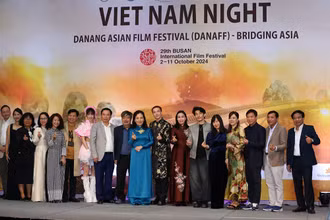 Các thành viên đại diện của đoàn Việt Nam tại Đêm Việt Nam.