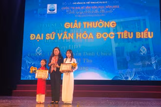 Hai tác giả giành giải Đại sứ Văn hóa đọc tiêu biểu năm 2022.