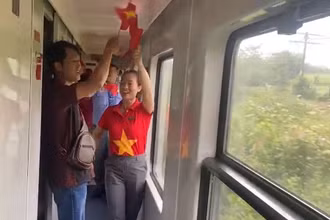Du khách và nhân viên trên tàu hát bài "Như có Bác trong ngày vui đại thắng".