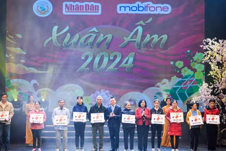 Đồng chí Bùi Thị Minh Hoài và đồng chí Lê Quốc Minh trao sổ tiết kiệm cho đại diện các gia đình.