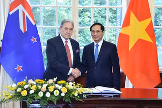 Bộ trưởng Ngoại giao Bùi Thanh Sơn và Phó Thủ tướng, Bộ trưởng Ngoại giao New Zealand Winston Peters tại Hội nghị. (Ảnh: Báo Quốc tế)
