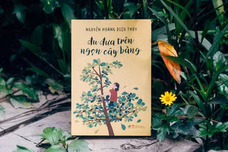Cuốn "Đu đưa trên ngọn cây bàng{. (Ảnh: Nhã Nam cung cấp)
