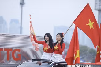 Khán giả đến sân cổ vũ cho đội tuyển Việt Nam. (Ảnh: TTXVN)