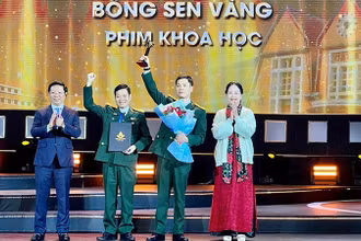 Giải Bông Sen Vàng cho phim khoa học “Nghiên cứu về Ứng dụng trong chữa cháy”. (Ảnh: ĐAQĐ)
