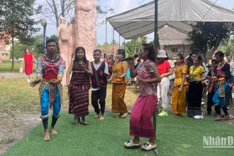Đồng bào các dân tộc trình diễn dân ca dân vũ.