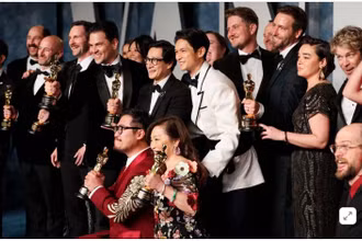 Đoàn làm phim "Everything Everywhere All at Once" nhận giải Oscar. (Ảnh: Reuters)
