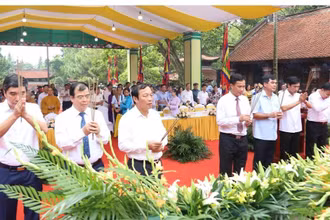Lãnh đạo tỉnh Hải Dương dâng hương tưởng niệm Anh hùng dân tộc, Danh nhân văn hóa thế giới Nguyễn Trãi.