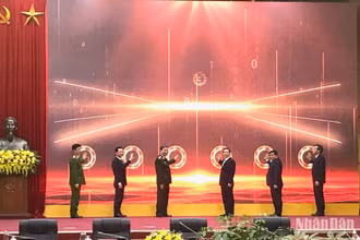 Đại tướng Tô Lâm, Bộ trưởng Công an, Bộ trưởng Tài nguyên và Môi trường Trần Hồng Hà và các đại biểu tham gia ấn nút kết nối cơ sở dữ liệu.