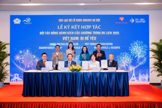 Lễ ký kết hợp tác hưởng ứng Chương trình Kích cầu du lịch "Việt Nam - Đi để yêu". (Ảnh: LINH TÂM)