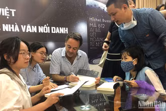 Nhà văn trinh thám Pháp Michael Bussi giao lưu với bạn đọc Việt Nam.
