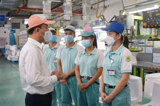Tổng Giám đốc Bảo hiểm xã hội Việt Nam Nguyễn Thế Mạnh kiểm tra tiến độ thực hiện chi trả cho người lao động từ Quỹ Bảo hiểm thất nghiệp. (Ảnh: Tâm Trung) 