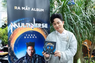 Ca sĩ Tùng Dương trong buổi ra mắt album “Multiverse". (Ảnh: Mạnh Nguyễn)