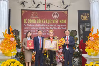 Đại diện Tổ chức Kỷ lục Việt Nam trao xác lập kỷ lục cho đồng thầy, nghệ nhân Nguyễn Đức Hiển - đại diện Phủ Tiên Hương.