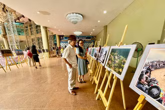 Du khách tham quan triển lãm ảnh.