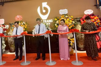 Các đại biểu cắt băng khai mạc Triển lãm.