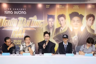 Ca sĩ Tùng Dương và ekip chia sẻ thông tin về live concert. (Ảnh: MẠNH NGUYỄN)