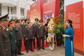 Các đại biểu nghe giới thiệu về Trưng bày chuyên đề. 