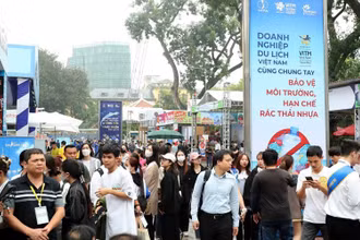 VITM Hà Nội 2023 thu hút đông đảo du khách tới tham quan, mua sản phẩm du lịch.