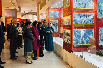 Các đại biểu tham quan Triển lãm.