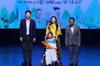 Trao giải Nhất cho tác phẩm “Ước mơ của em” của tác giả Nguyễn Thị Thanh Thanh. (Ảnh: Nhà hát Tuổi trẻ)