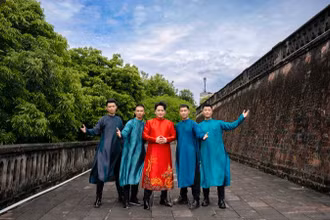MV "Việt Nam muôn màu" đưa người yêu nhạc đến với nhiều địa điểm nổi tiếng của Hà Nội và Việt Nam. 