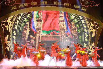 Chương trình mở màn bằng hoạt cảnh “Linh thiêng đình Chèm” được dàn dựng công phu.