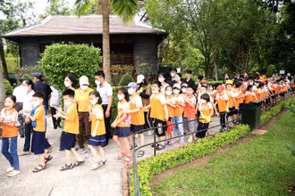 Khu Di tích Chủ tịch Hồ Chí Minh tại Phủ Chủ tịch là "địa chỉ đỏ" luôn thu hút đông đảo các tầng lớp nhân dân, trong đó có các em thiếu niên, nhi đồng tới tham quan, học tập.