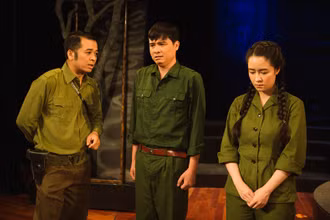 Cảnh trong vở "Làng song sinh" (Nhà hát Kịch Hà Nội)-Huy chương Vàng Liên hoan Sân khấu Kịch nói năm 2021. 