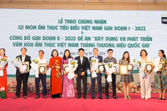 Trao chứng nhận cho đại diện các địa phương có món ẩm thực tiêu biểu.