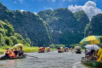 Du khách có xu hướng lựa chọn những hành trình ngắn ngày, tới những điểm du lịch không quá xa trong kỳ nghỉ lễ Quốc khánh. Trong ảnh: Du khách tham quan Tam Cốc, Ninh Bình.