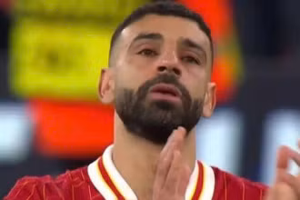 Mohamed Salah rơi lệ sau trận thua PSG. (Ảnh chụp màn hình)