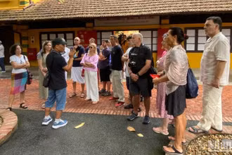 Khách quốc tế tham quan Khu di tích Chủ tịch Hồ Chí Minh tại Phủ Chủ tịch vào quý 1/2025. (Ảnh: HÀ THANH)