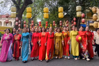 Du khách tham quan Di tích Hoàng thành Thăng Long.