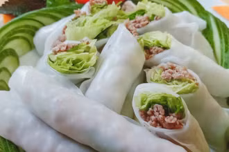 Phở cuốn là sự sáng tạo độc đáo của người Hà Thành. (Ảnh: Phở cuốn 31 Ngũ Xã)