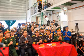 Các đại biểu trên chuyến tàu chúc Tết quân, dân huyện đảo Cồn Cỏ và Lý Sơn.