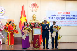 Hội Từ thiện và Bảo vệ quyền trẻ em thành phố Đà Nẵng đón nhận Huân chương Lao động hạng Nhất.